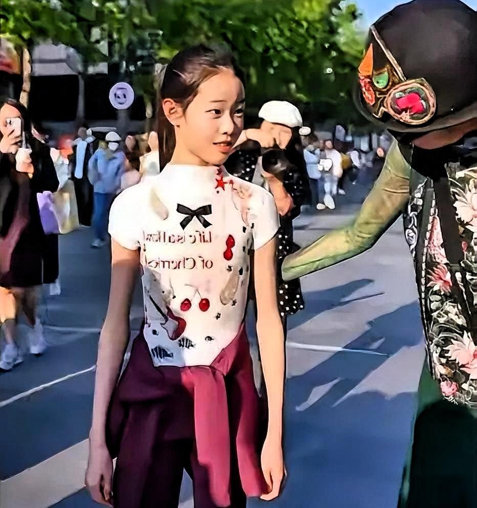 人群里，杨丽萍一眼挑中她。姑娘跳完，她眼里的光灭了。

五一西湖人潮里，杨丽萍一