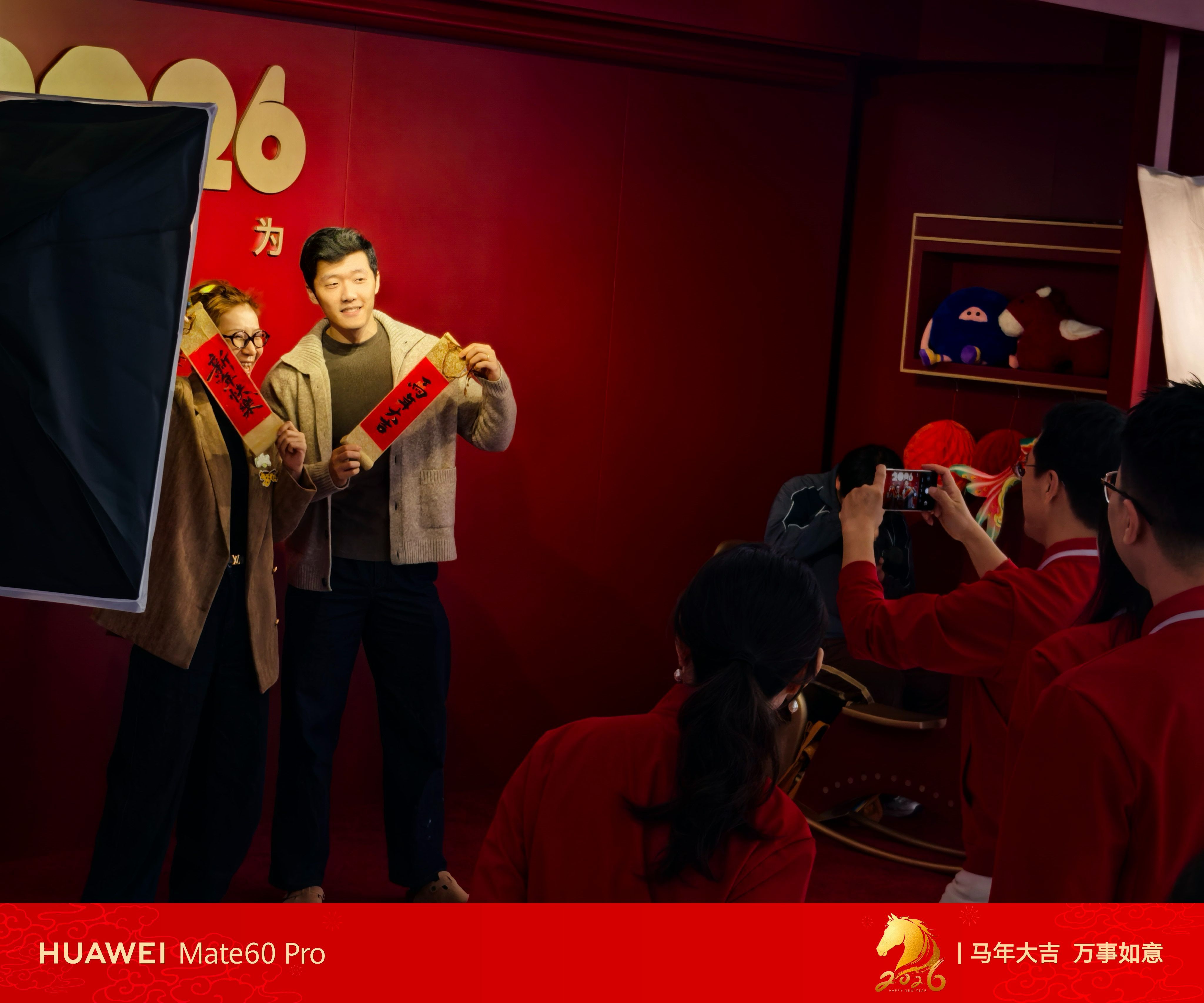 偶遇华为何刚周末给消费者拍全家福看到今年的华为新年照相馆又开张啦！作为每年都关注