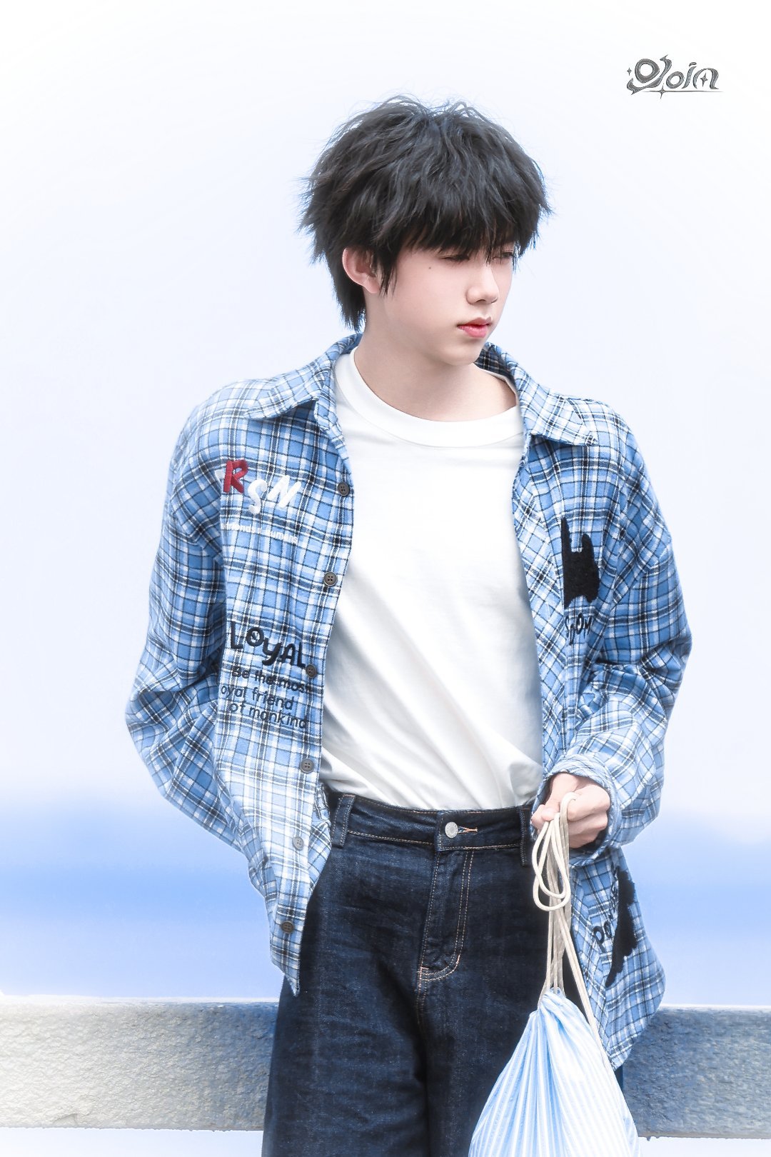 陈奕恒新剧海边路透 陈奕恒穿上小外套了 