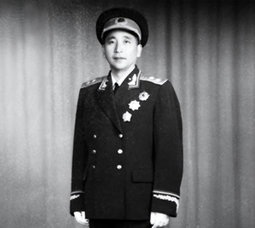 一个美国大兵嘴里叼着烟，赤条条地躺在我军阵地前晒日光浴，我军一个新兵违纪打了第一