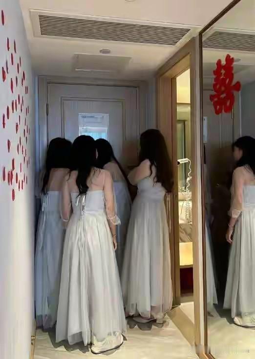 伴娘堵门要红包，5个人每人999。新郎喊了三遍开门，伴娘回你走啊谁怕谁。车队真走