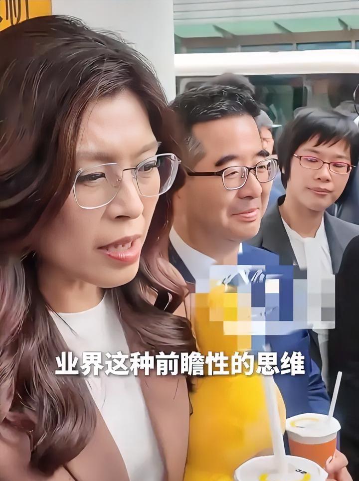 郑丽文去了一趟小米，雷军反手送了台新手机。结果她顺嘴漏了个底：家里全是小米，老公