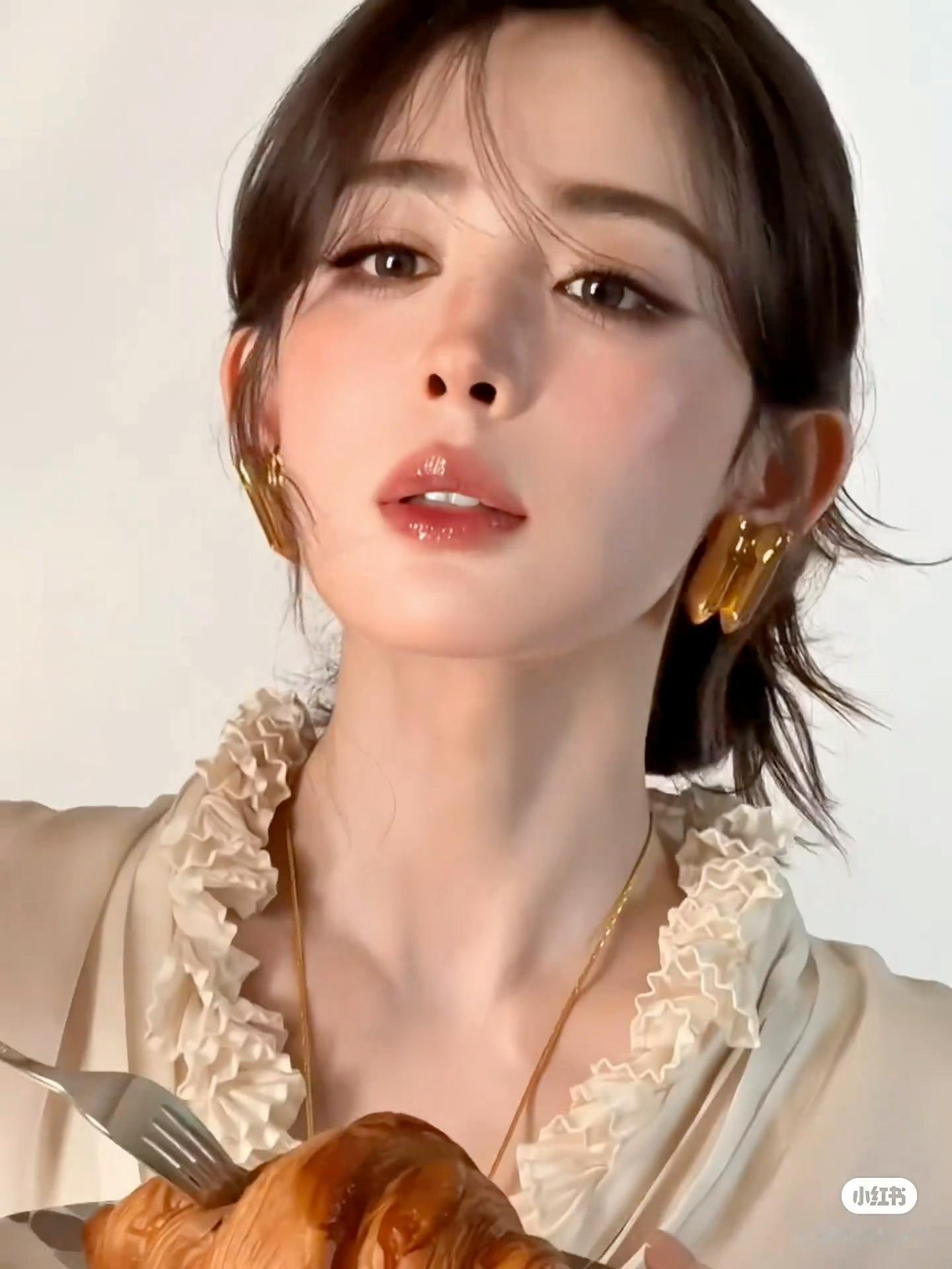 娜扎离开了前经纪人之后，越来越美了 