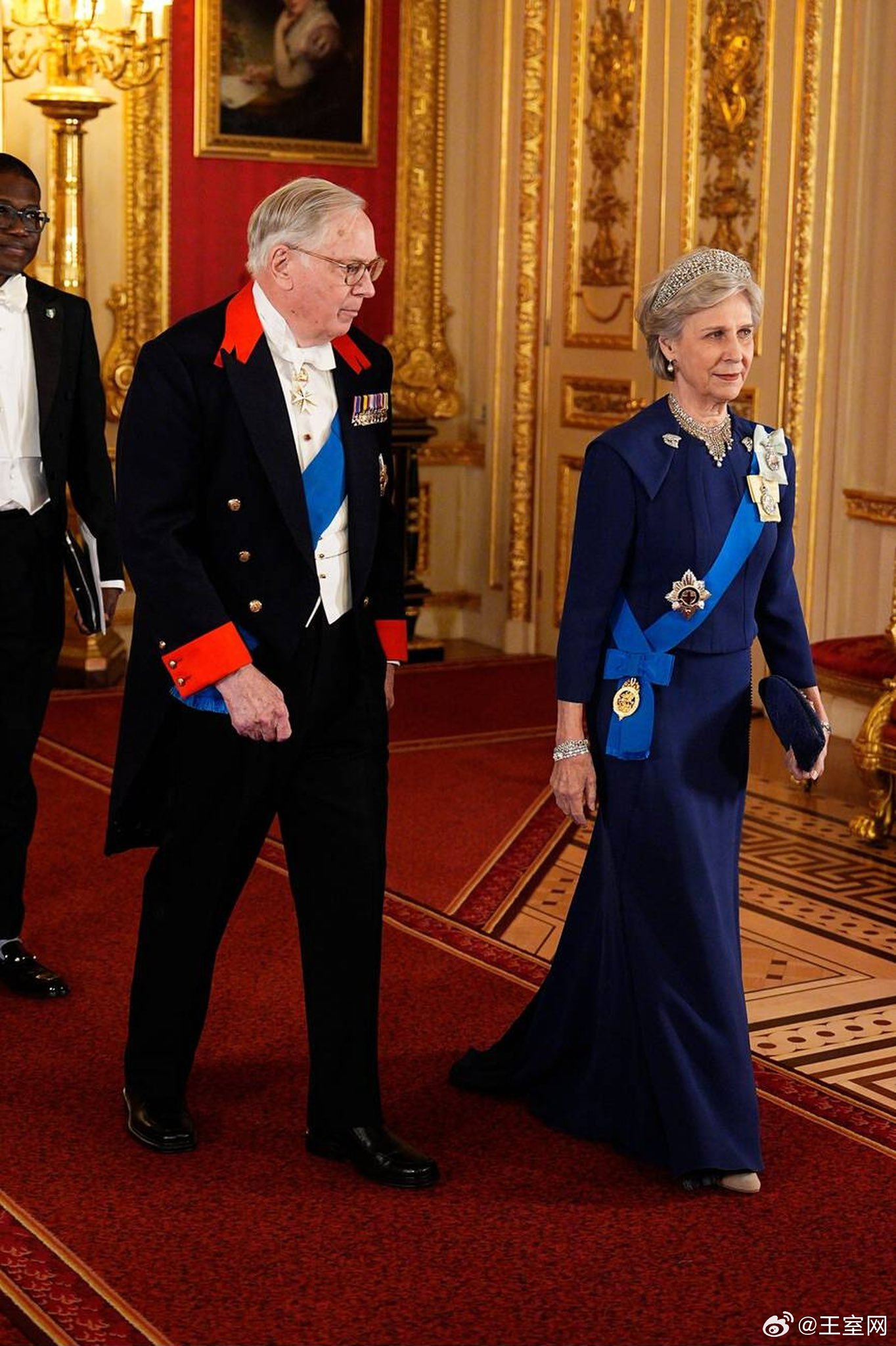 英国王室 🇬🇧🇳🇬3月18日，尼日利亚总统欢迎晚宴，卡米拉王后佩戴钻石蓝