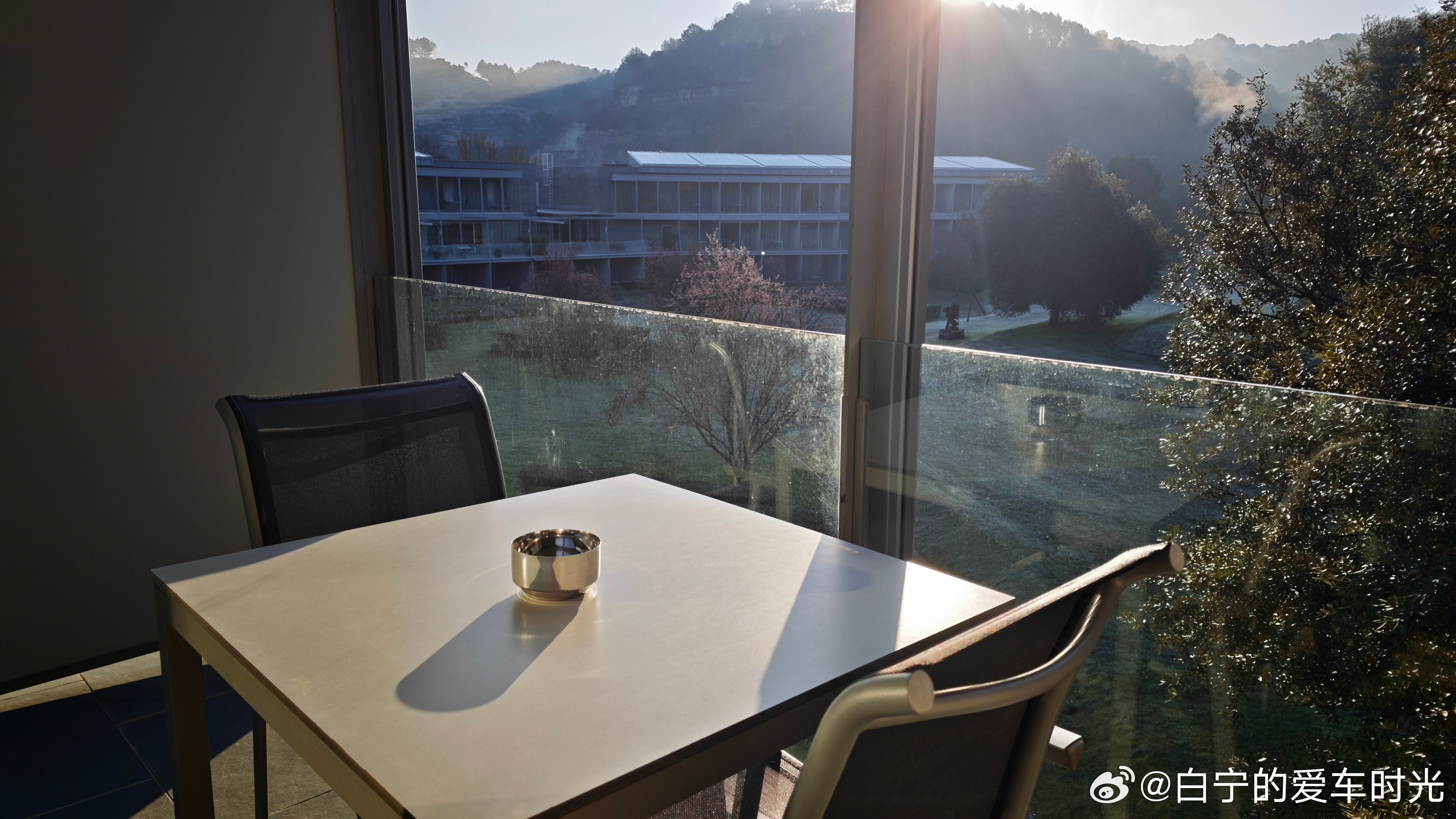 这地方早晨还挺冷，地上一层冰霜。 