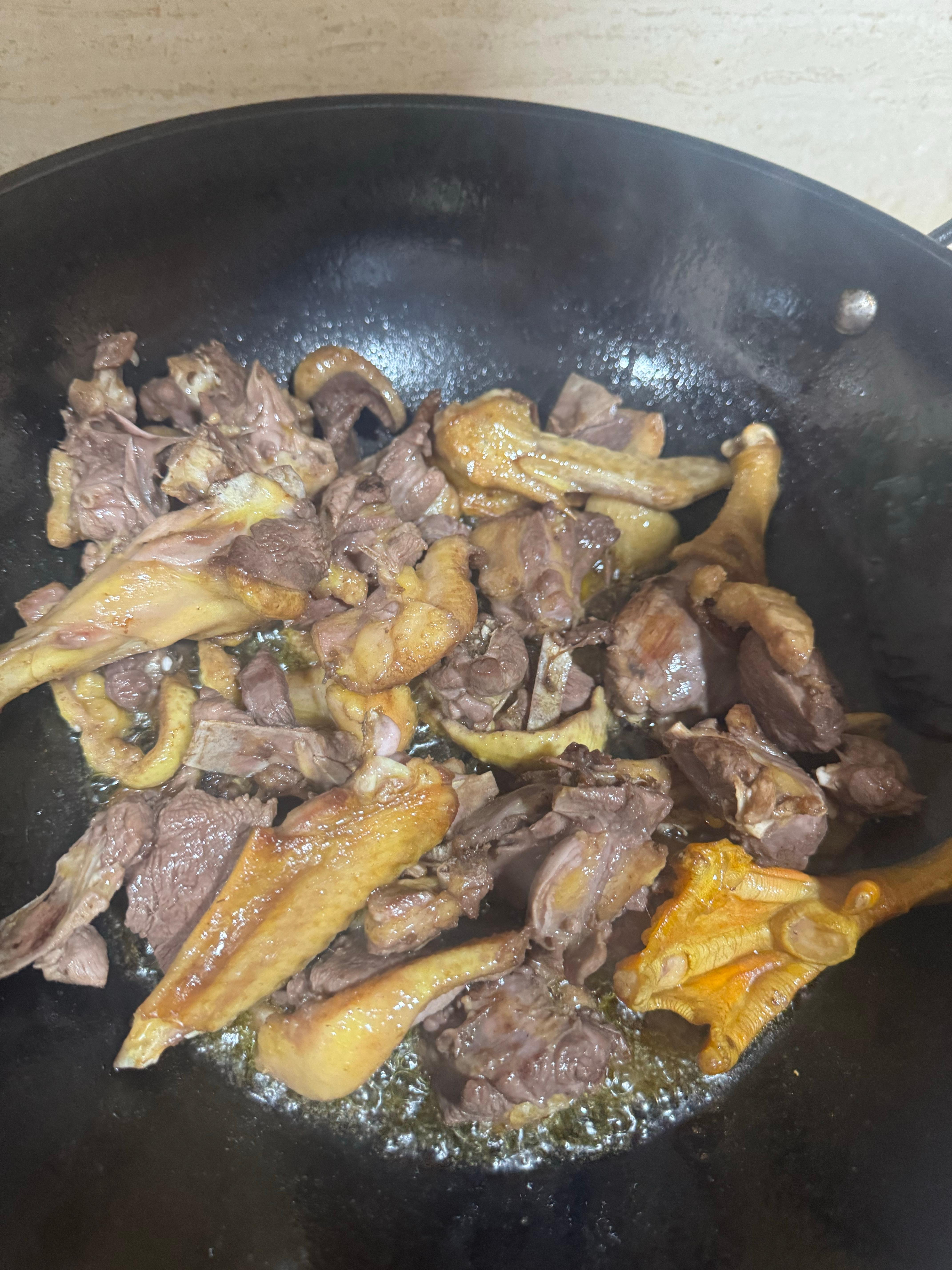 生活手记昨晚炒了半只鸭子🦆，第一次炒这个菜，味道还不错，不太正宗的湖南血鸭 ​