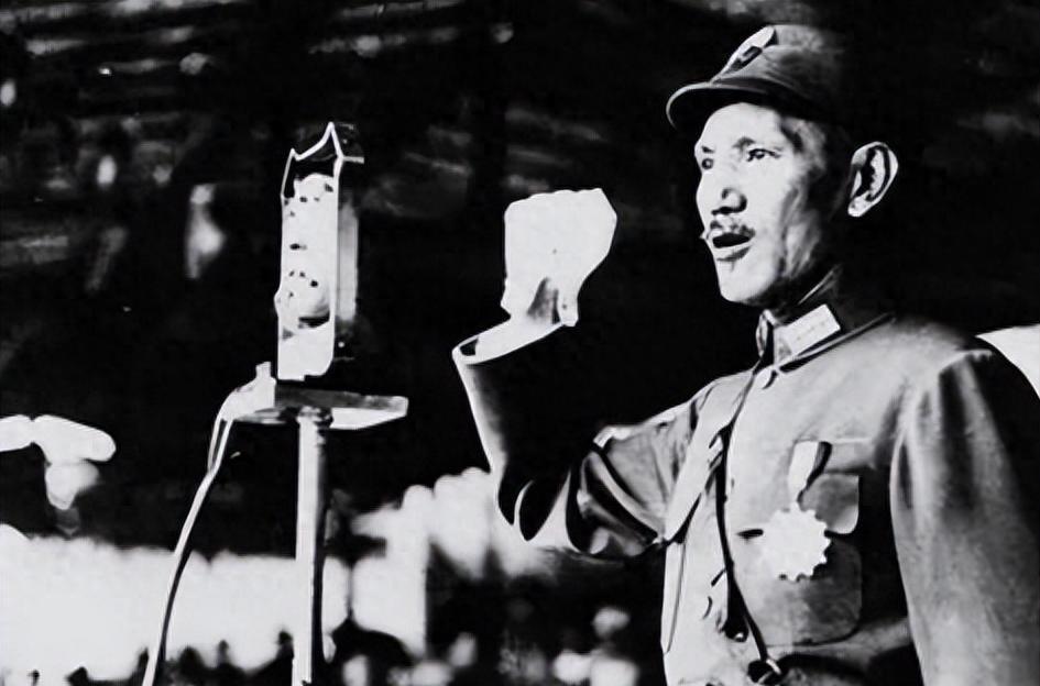 1955年，蒋介石看着十大元帅的名单，认真对宋美龄感叹：这里有个人实在太不简单了