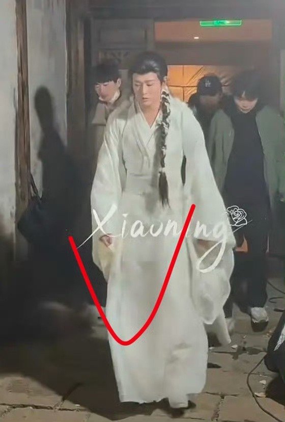 第一次见内娱男演员这种造型，不愧是小四剧组，嬷嬷超爱吧  