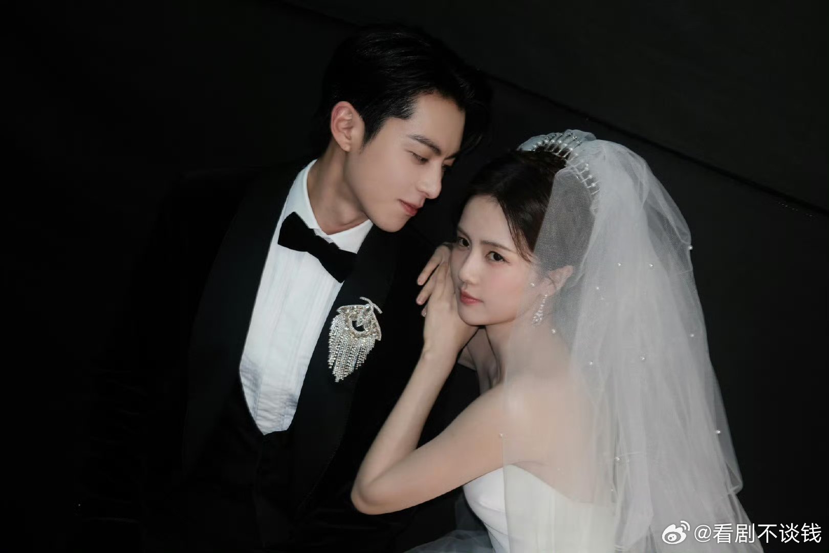 王鹤棣女友视角视频是白鹿拍的白鹿镜头下的王鹤棣，那种松弛感和氛围感真的太绝了 二