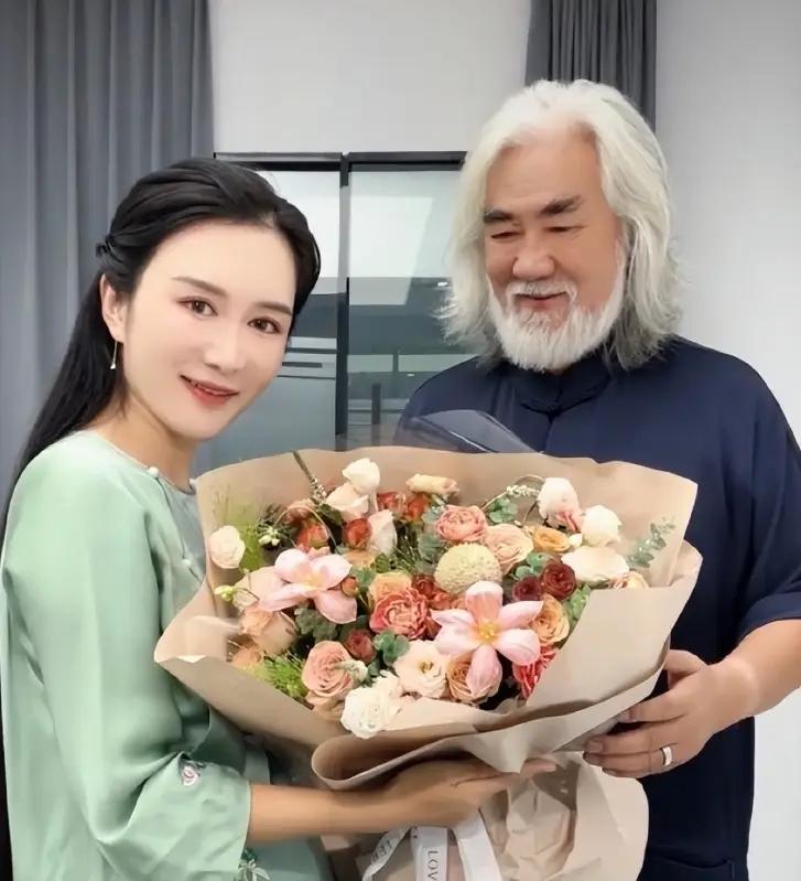 74岁张纪中最小孩子一岁，妻子杜女士沦为生育生育机器？
近期张纪中成为了舆论的热