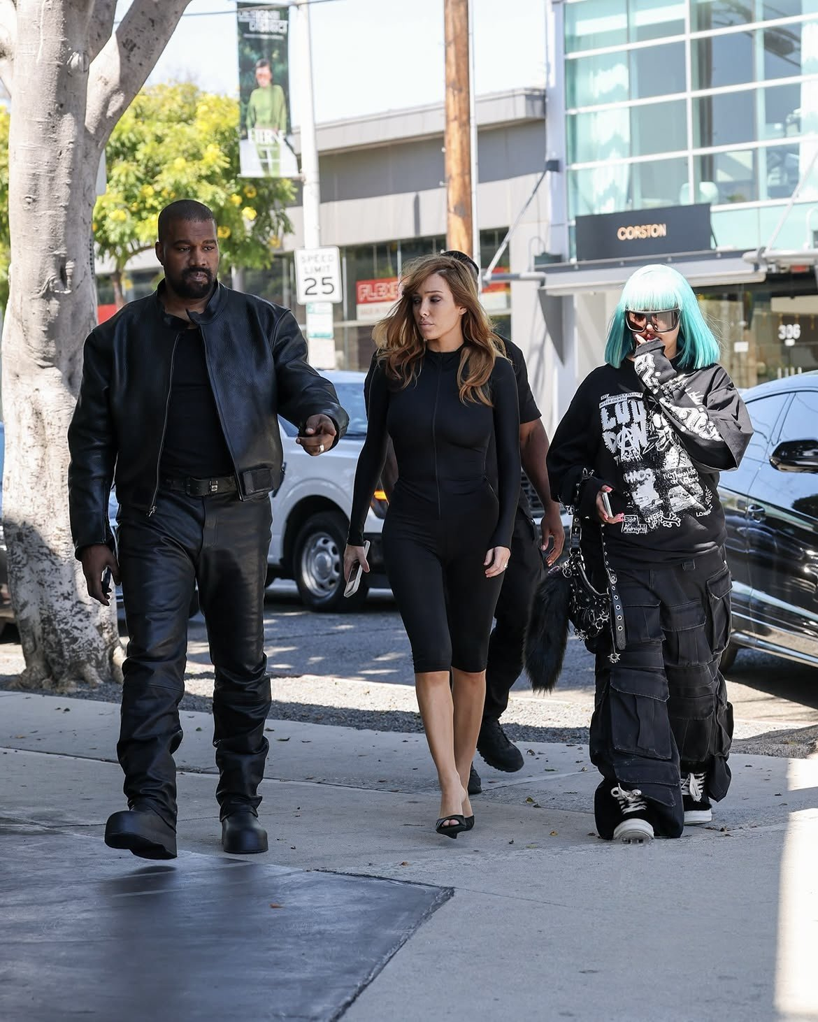 侃爷Kanye West一家出门逛街买衣服：/KanyeWest