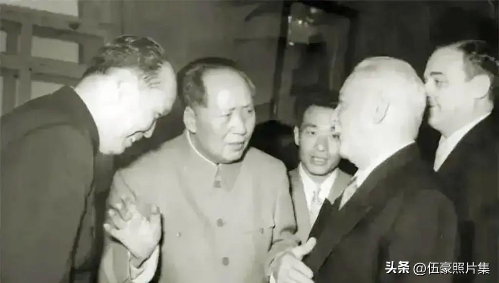 1957年11月，毛泽东主席率团访苏参加庆典活动期间，向苏联最高苏维埃主席团主席