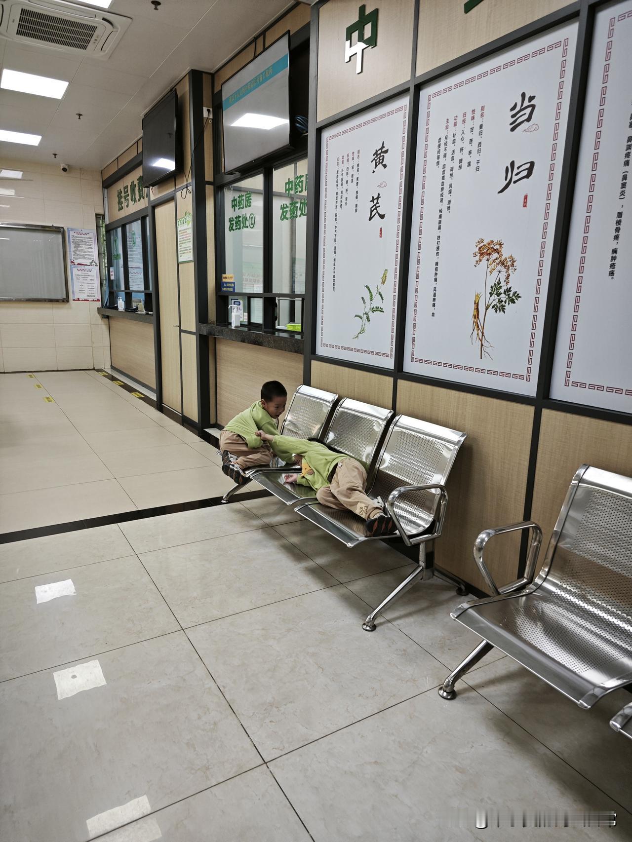 一家老小全烧了！成年人的崩溃，是从硬扛生病开始的
 
孩子烧到40度，一边盯着体