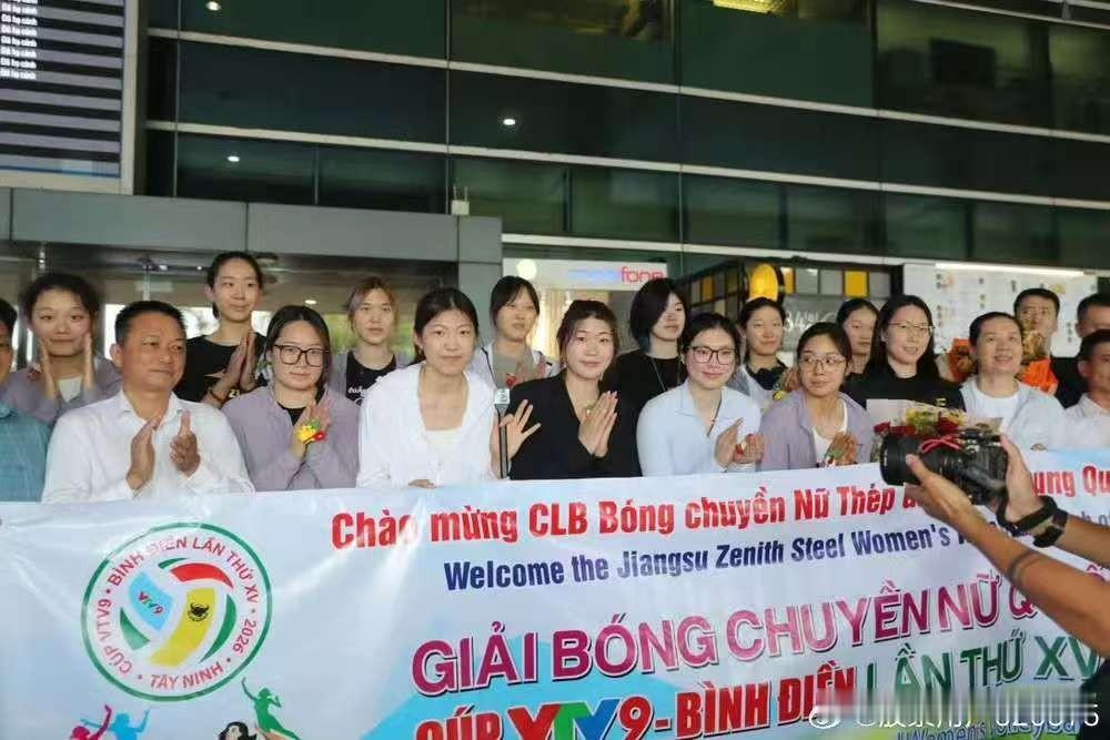 江苏女排抵达越南，当地媒体盛赞杨佳、范泊宁、万梓玥和周页彤。认为她们四人都是国家