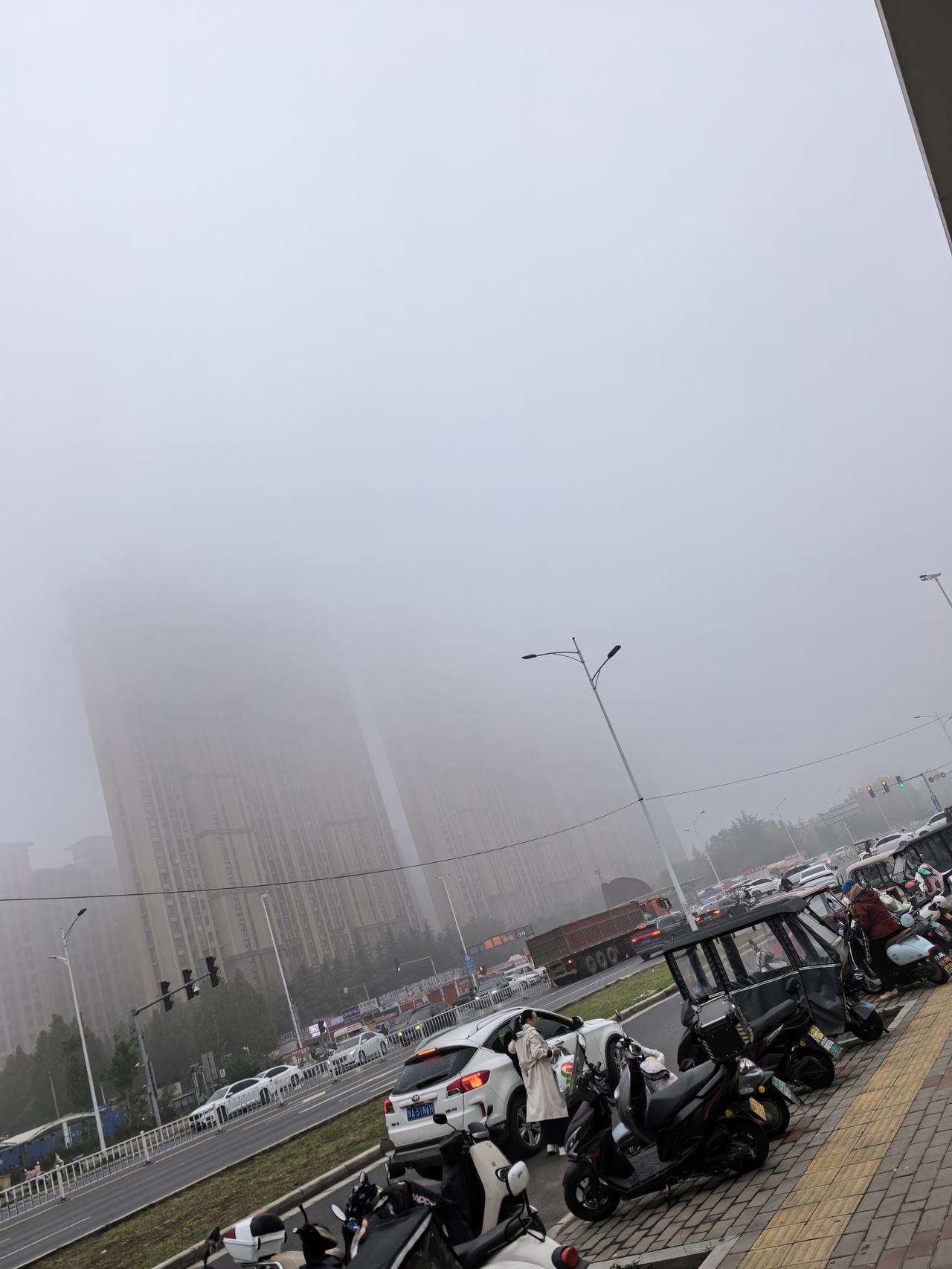 看看今天郑州的天气，早上大雾，高速收费站又关闭了。