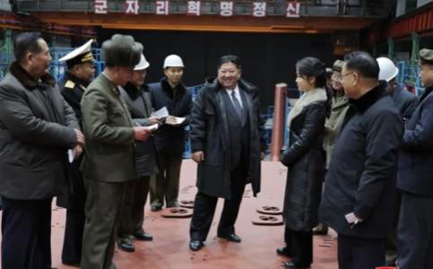 最近朝鲜在国防上动作频频，接连亮出两个大动作，最高领导人金正恩还带着女儿亲自去现