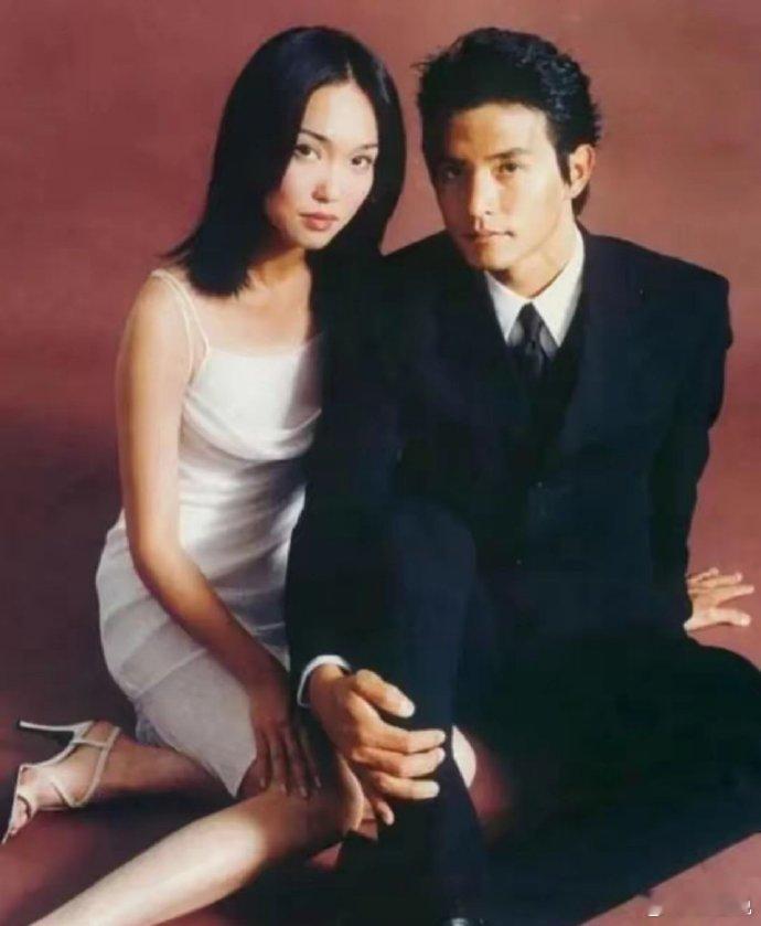 当年新加坡最养眼的明星夫妻。女人没变，男人成大爷了。。。 ​​​
