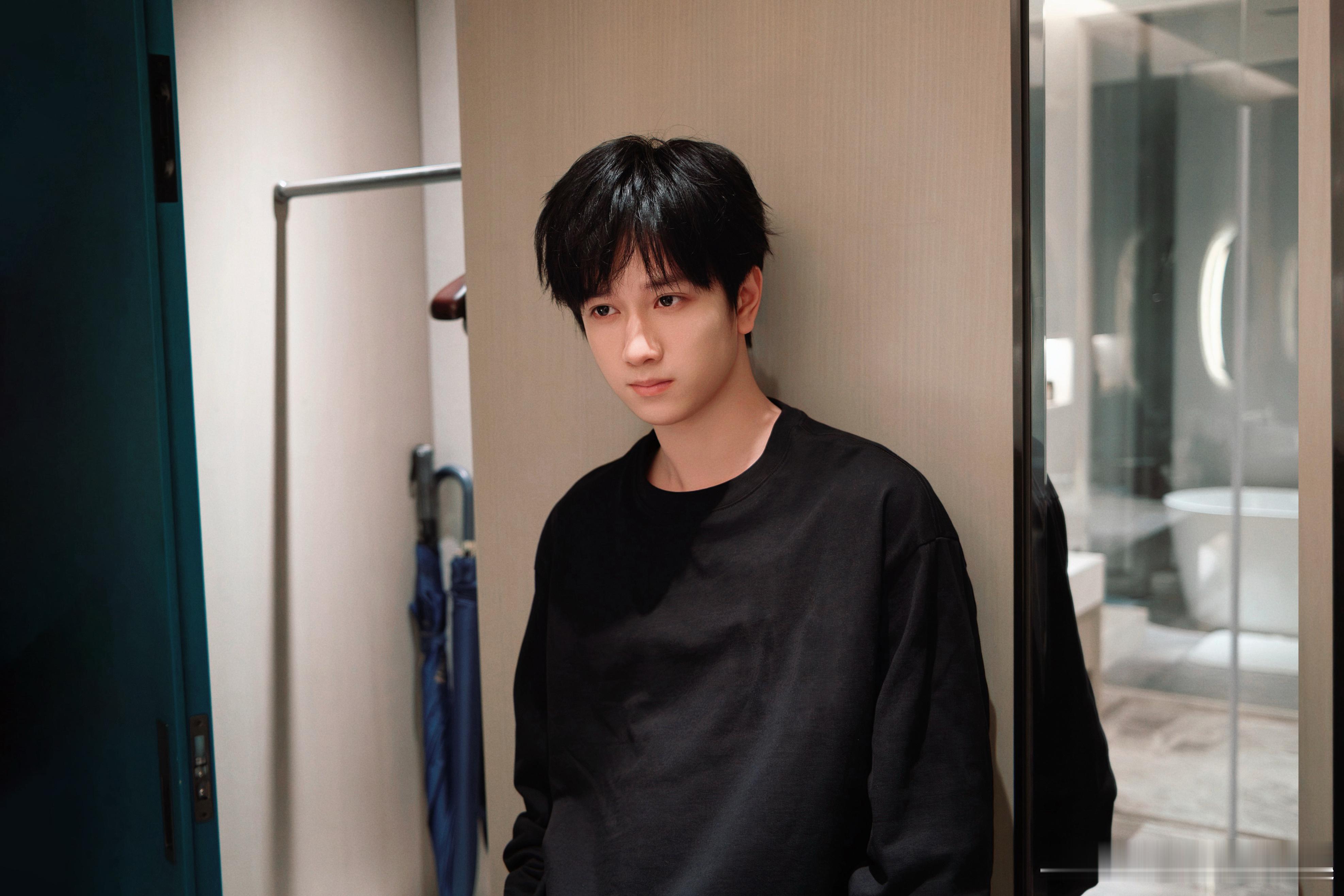 敖子逸最近随拍  敖子逸最近随拍来啦！简单的黑色上衣也能穿出不一样的帅气