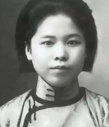 1947年，几个特务，扯下了杨虎城夫人谢葆真的裤子。就在牢房里。当着所有人的面。