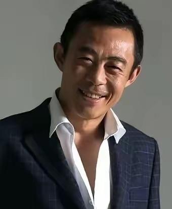 老话说“人生四十才开始”，可要是六十岁才当上爸爸呢？
那天朋友一句玩笑话，把侯勇