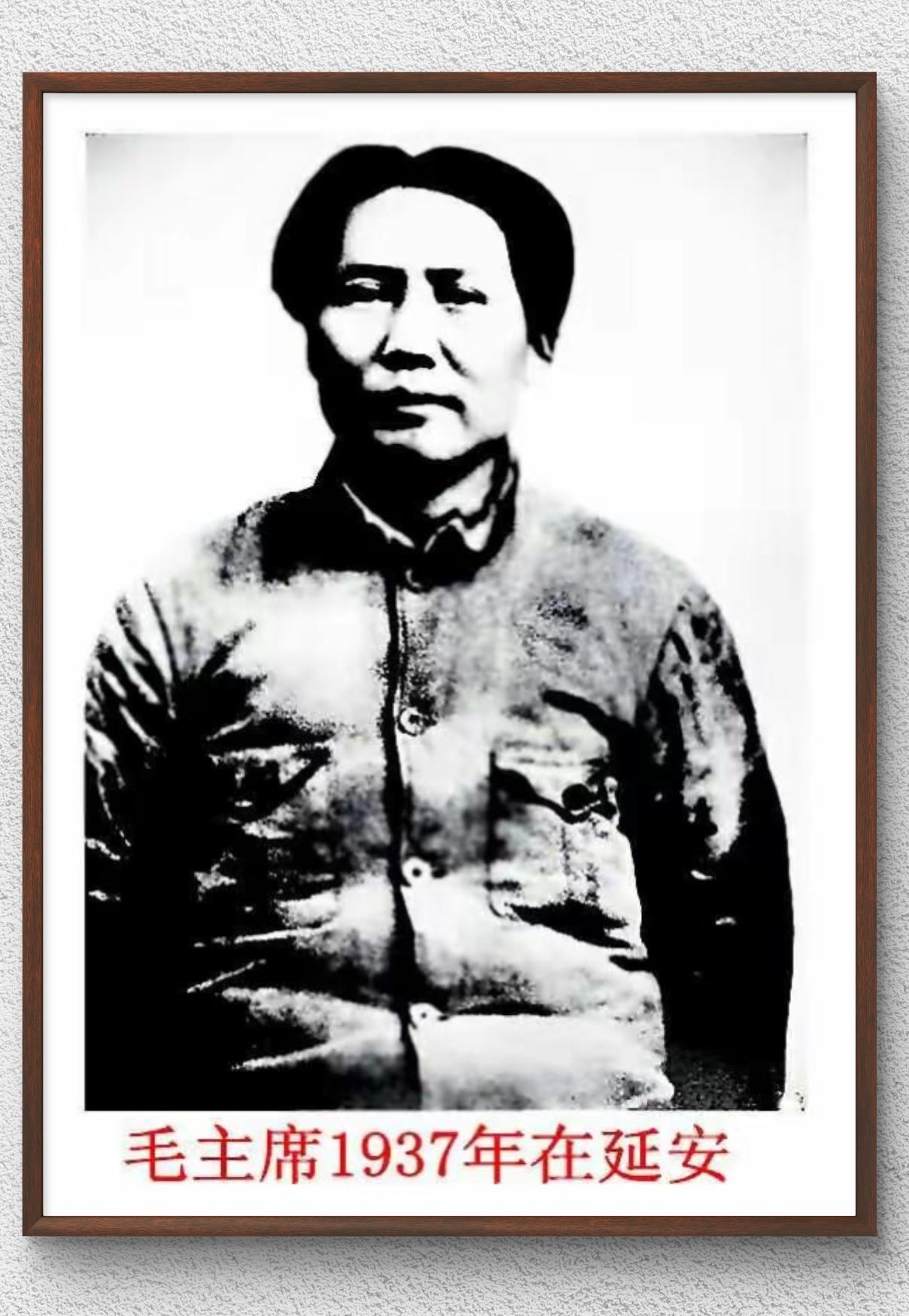 1937年毛泽东同志在延安时期的经典留影‌：
此时全民族抗战已经爆发，延安作为中