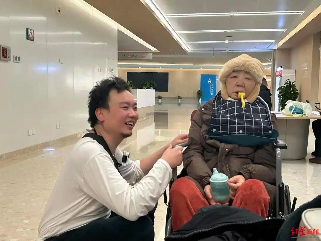 湖北，一名六旬患癌老人为给儿子减轻负担，故意冲向货车碰瓷，不料儿子赶到现场后当众