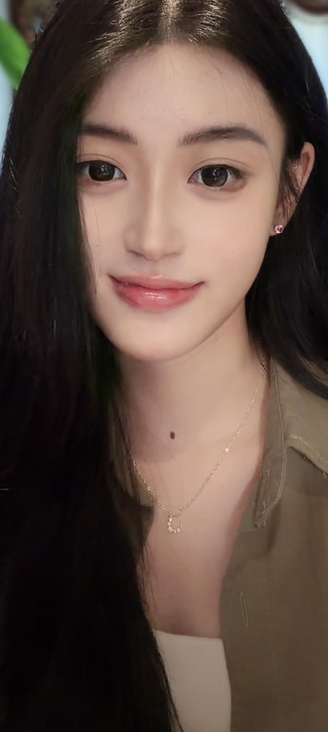 这个女生看起来好温柔哦。