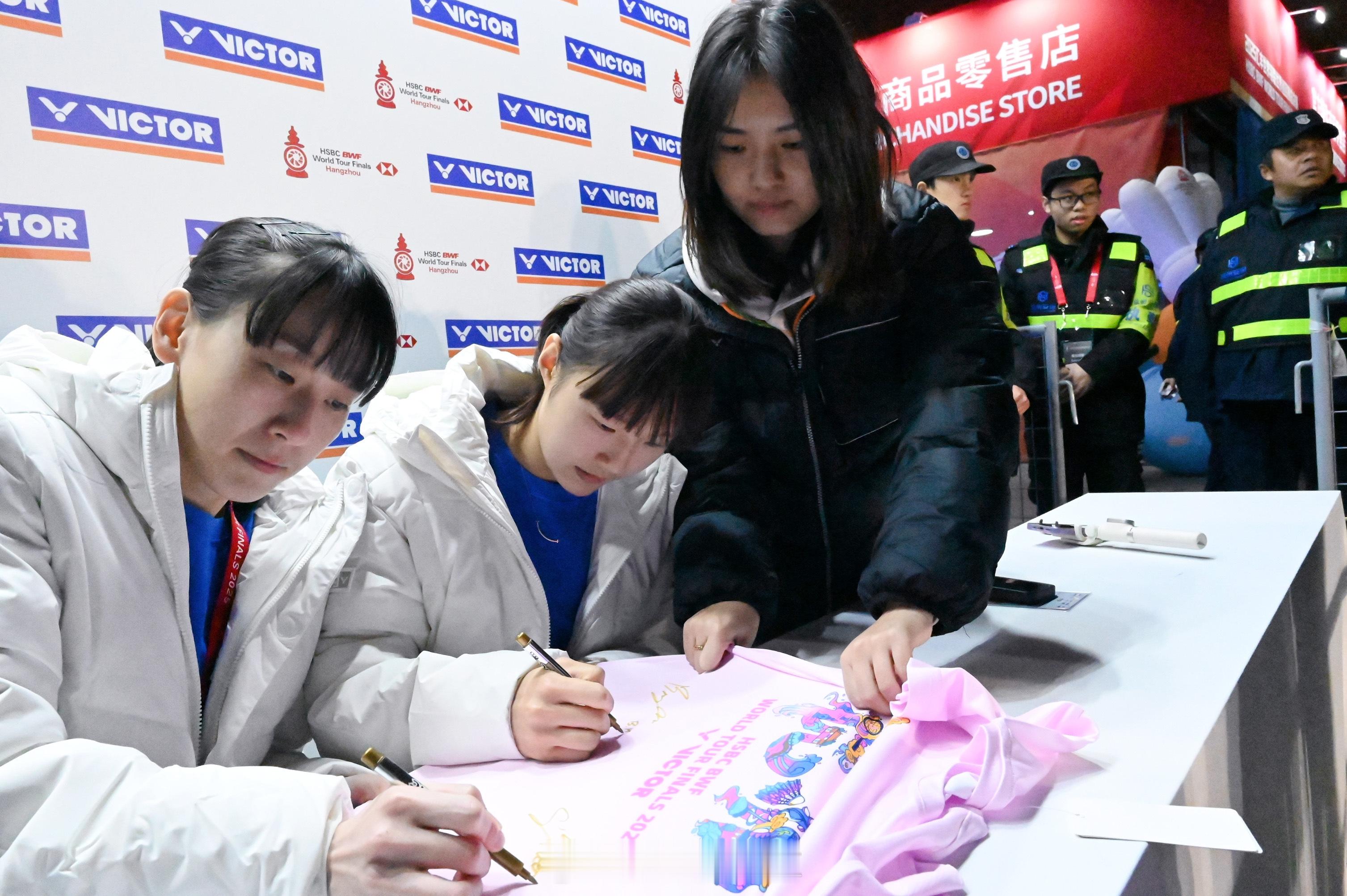 2025年世界羽联年终总决赛  “李白”球迷见面会来啦🏸羽毛球爱好者的热情不减