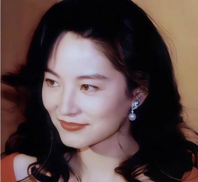 1990年，林青霞回到河南，终于见到了自己失散多年的姐姐林莉，林青霞立即拿出20