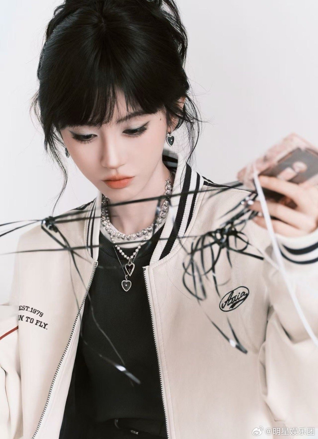 鞠婧祎日系天菜 被鞠婧祎美没招了！直播里卷毛盘发温柔明媚，白色卫衣搭珍珠项链超有