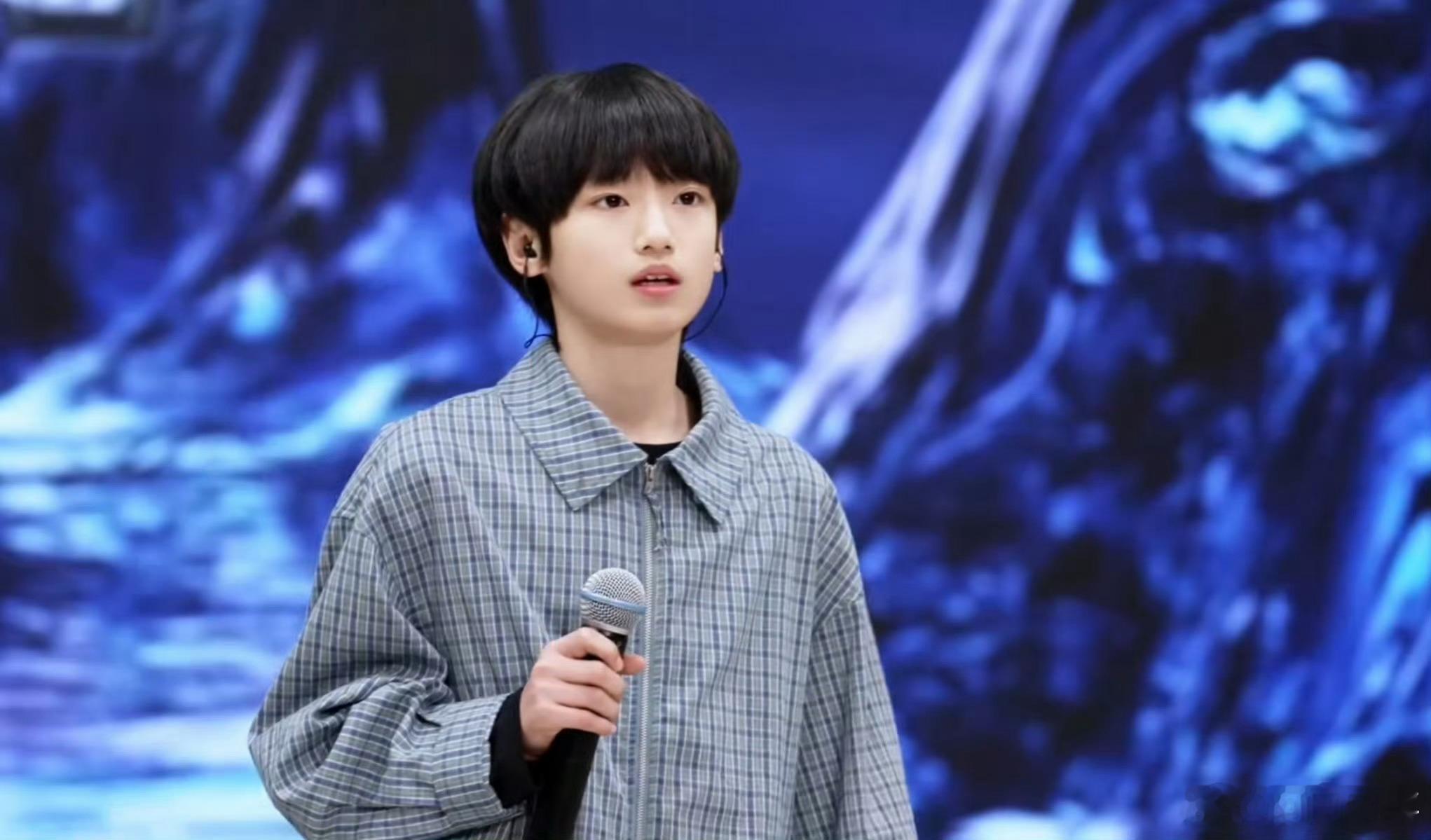 高铭阳考核表现力 五代主舞高铭阳在物料考核中表现很棒，实力远超于此，大家多多了解