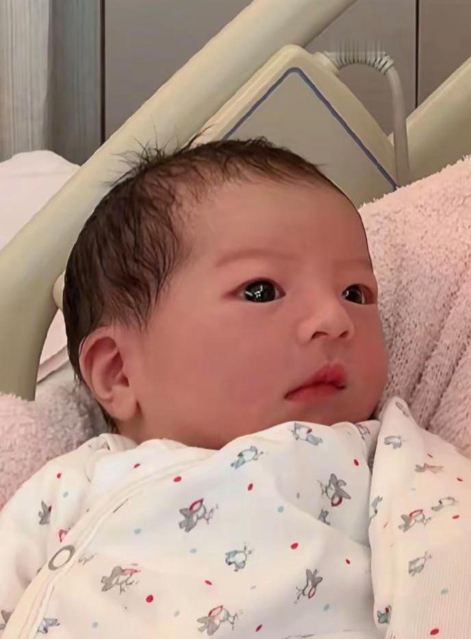 郭富城与方媛向来注重保护两个女儿，此前路人偶遇抓拍时，从不让孩子相貌公开。此次方