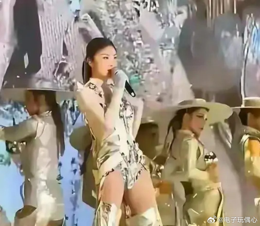 陈慧琳53岁吉隆坡开唱引热议，穿三角裤衩太潮了吧 