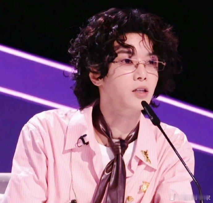 华晨宇卷毛小羊声鸣远扬直播被华晨宇的卷毛造型萌晕，声鸣远扬直播这波太会了 