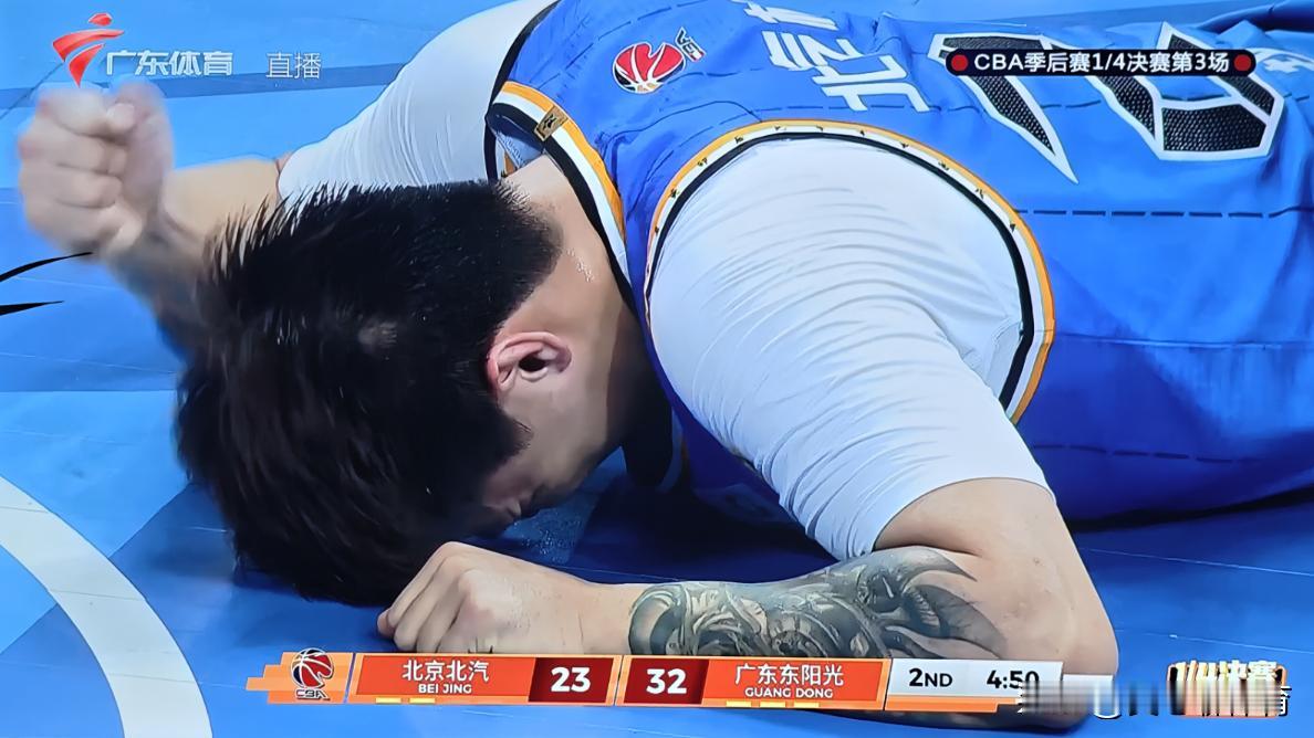 广东队原来的“黑白矮”关系有多么好，在赵睿受伤这一刻体现得淋漓尽致[大笑][大笑