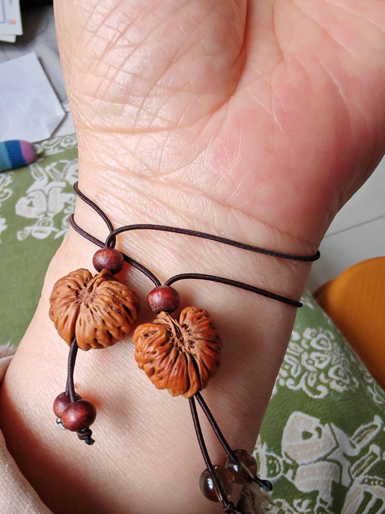 非常漂亮而小巧的蟠桃核，才一公分左右，像桃蓝，又像心型，像蝴蝶，寓意深刻。这么小