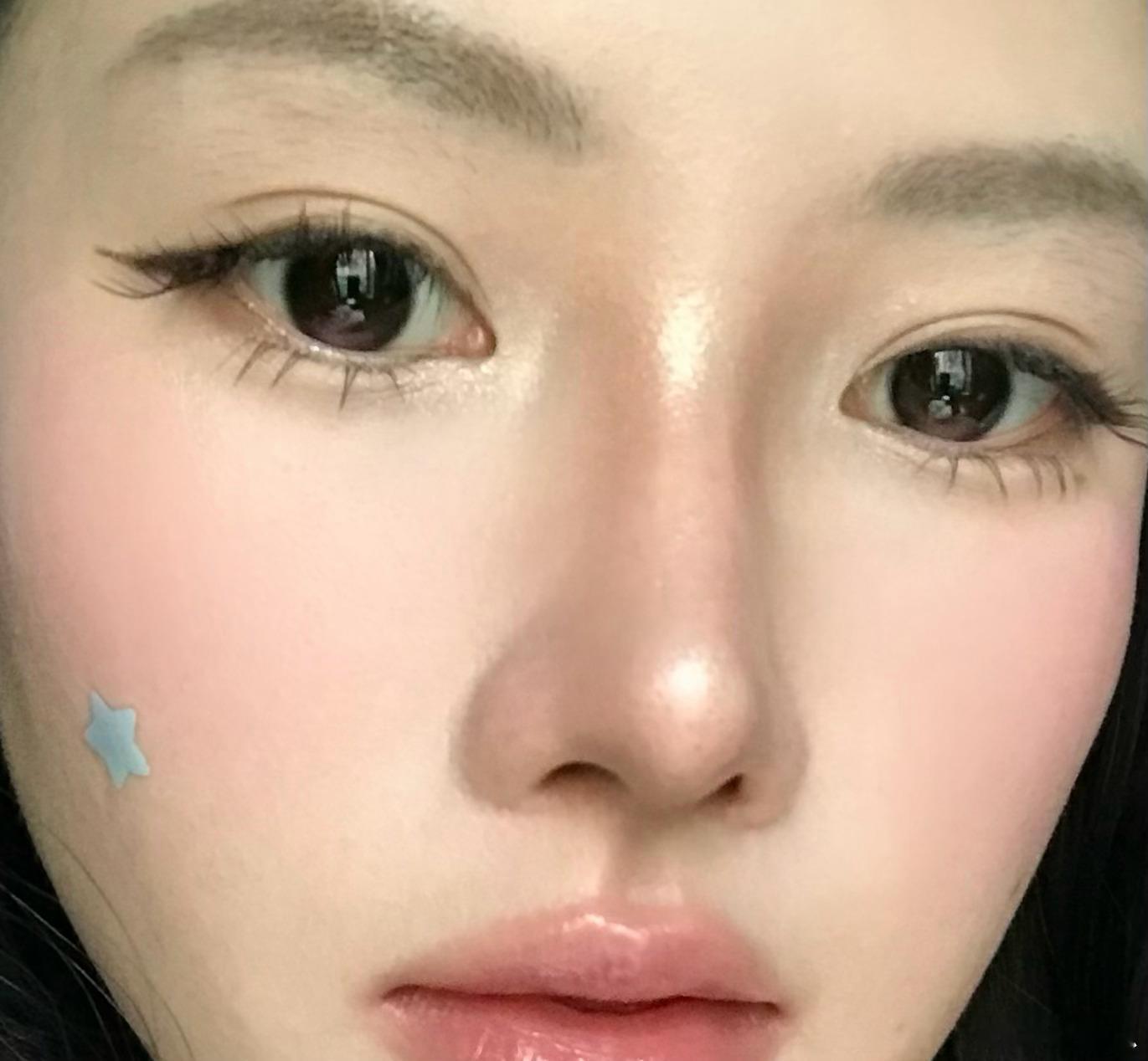 贴扇形双眼皮+下眼尾半开放式睫毛真的巨显眼睛大，又很自然我觉得是那种精致妆感，微