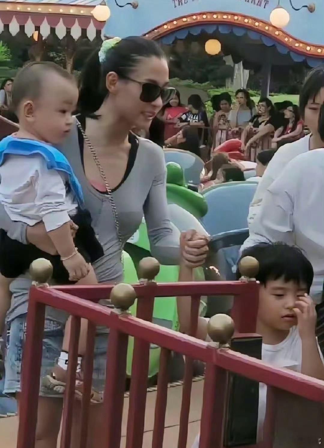 张柏芝这些年被路人偶遇时拍到的图片镜头之外全是细碎的育儿日常，独自扛下所有，又温
