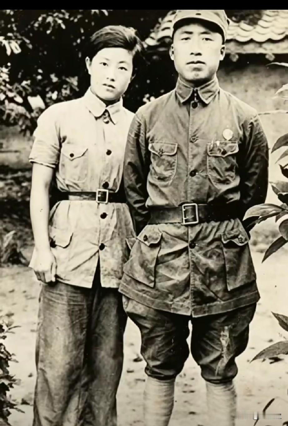 太行山间，烽火伉俪
这张珍贵合影里，滕代远与妻子林一身着八路军军服，并肩而立。