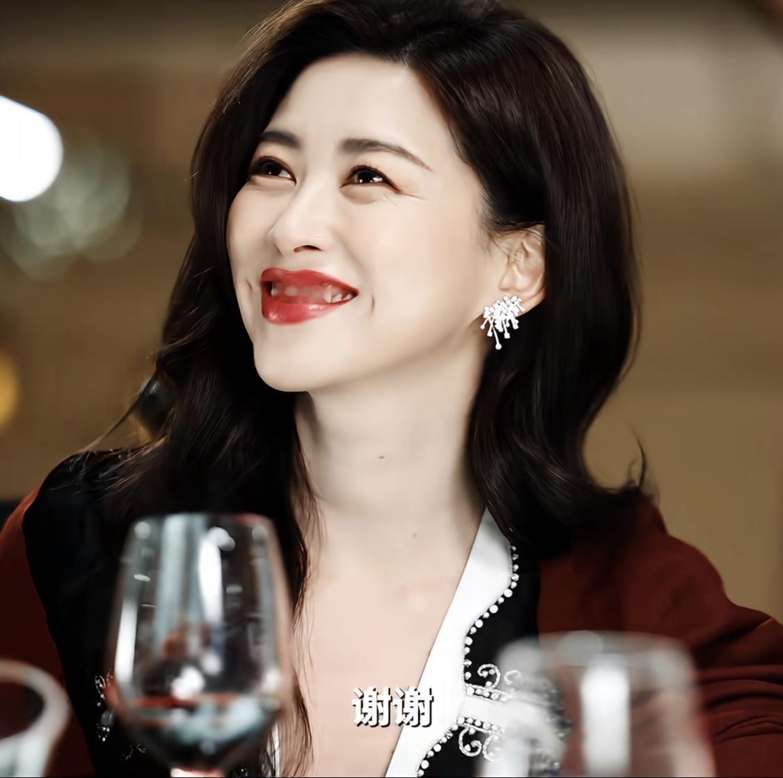 男人带着老婆庆祝结婚十周年，2+1出现热情的为两人拍照。全程什么都没说，却让老婆