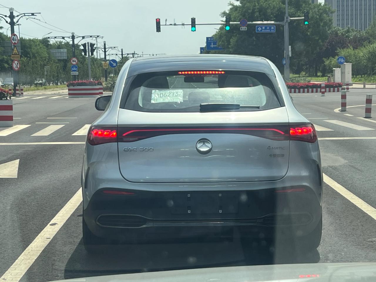 路上看到一辆奔驰EQE SUV 500，实车感觉不显大，就是这车每次一停红灯，后