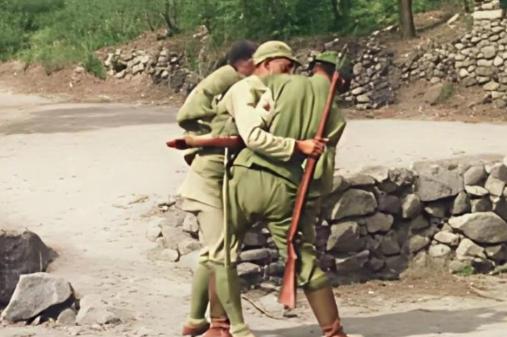 抗战时期，一名八路军与日本鬼子近身肉搏战，而在旁边的另外一名八路军战士见此情况，