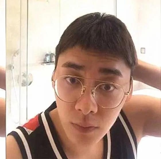 李易峰最近一场直播，吸引了众多网友的注意，成为热门话题，他不小心关掉了美颜，展示