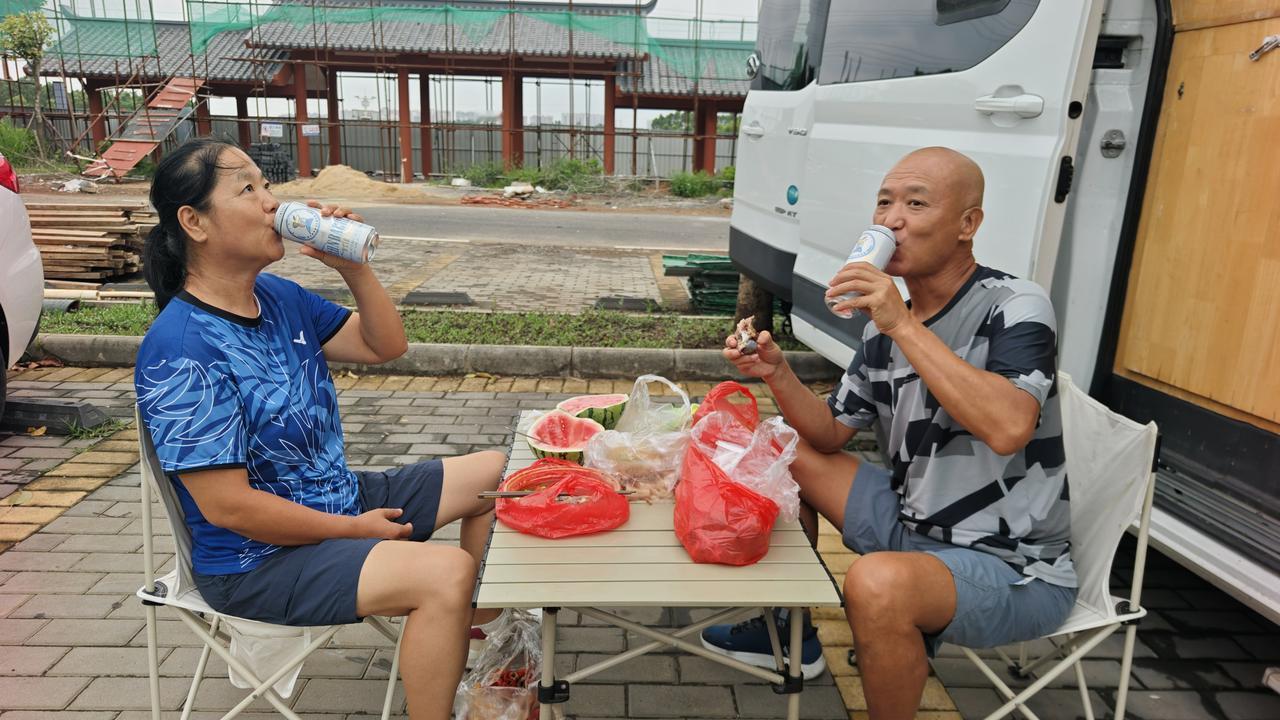 折腾了整整一天，早上七天多出发，十点到秀英港，十一点上船。在船上干坐两个小时，一