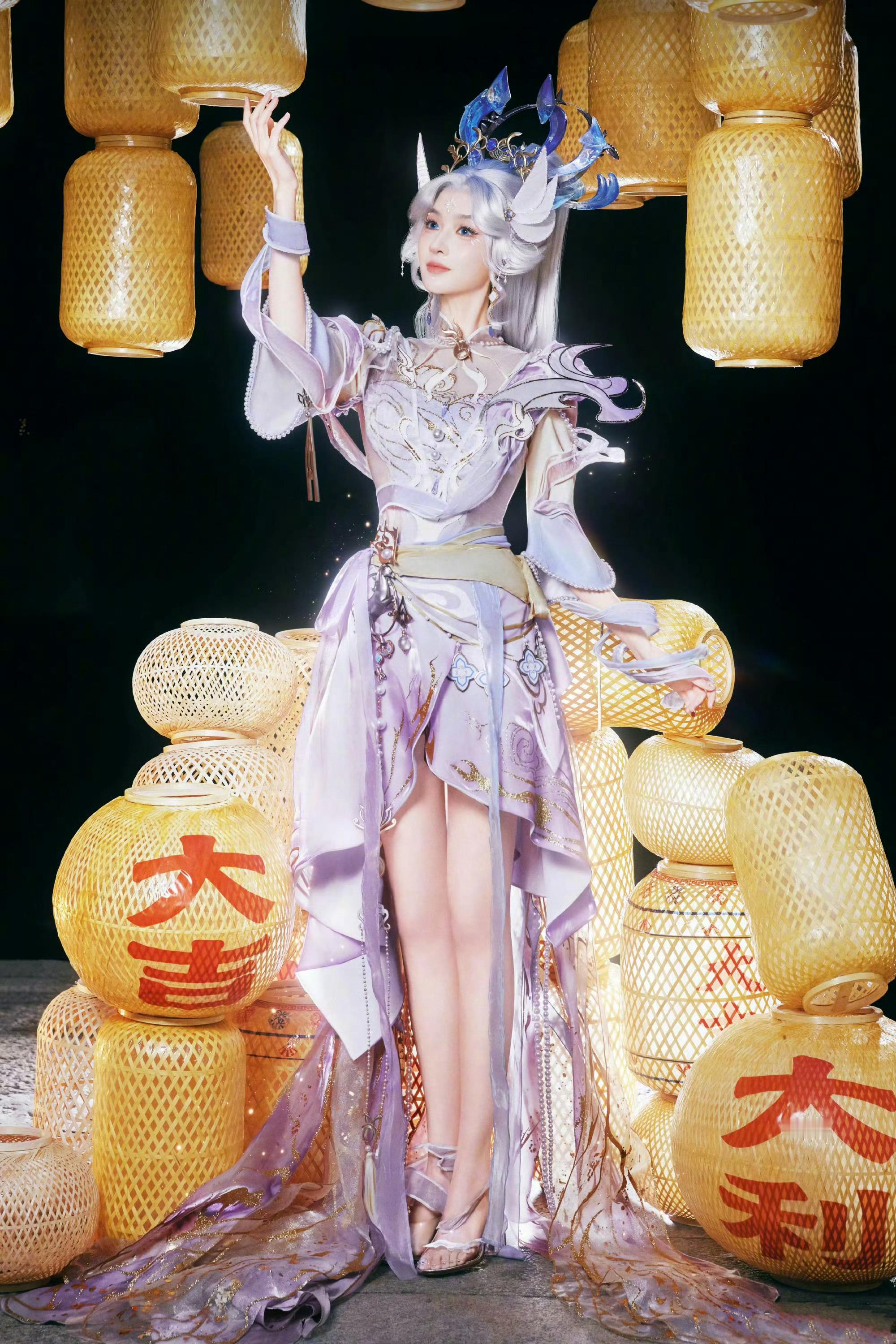 你是王玉雯那她是谁 被王玉雯灵驹仙姬狠狠惊艳，名品身材搭配白发造型，优雅又有仙气