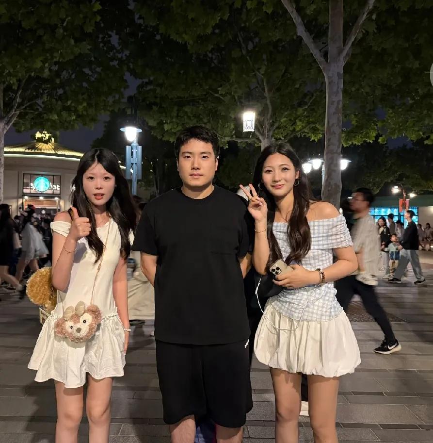 梁靖崑迪士尼之行曝光！
 
近日，国乒选手梁靖崑在迪士尼游玩的照片流出。照片中，