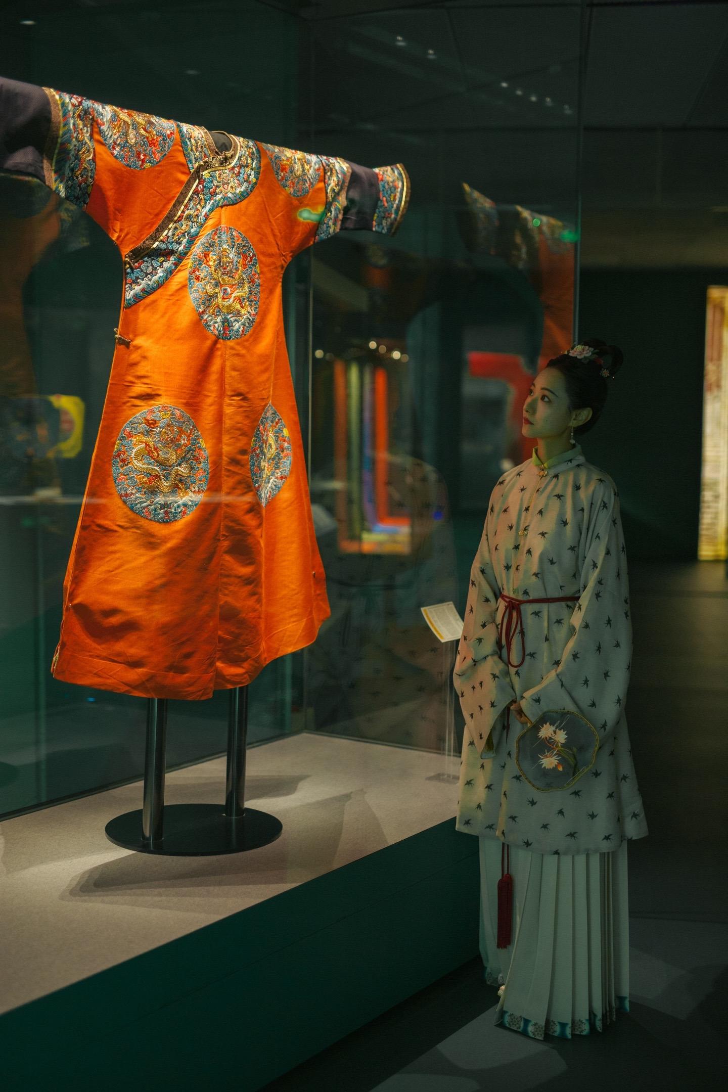 跨越百年华服纹彩依旧，回首再度惊艳。✨真的是太难得了，在一个展里同时能...