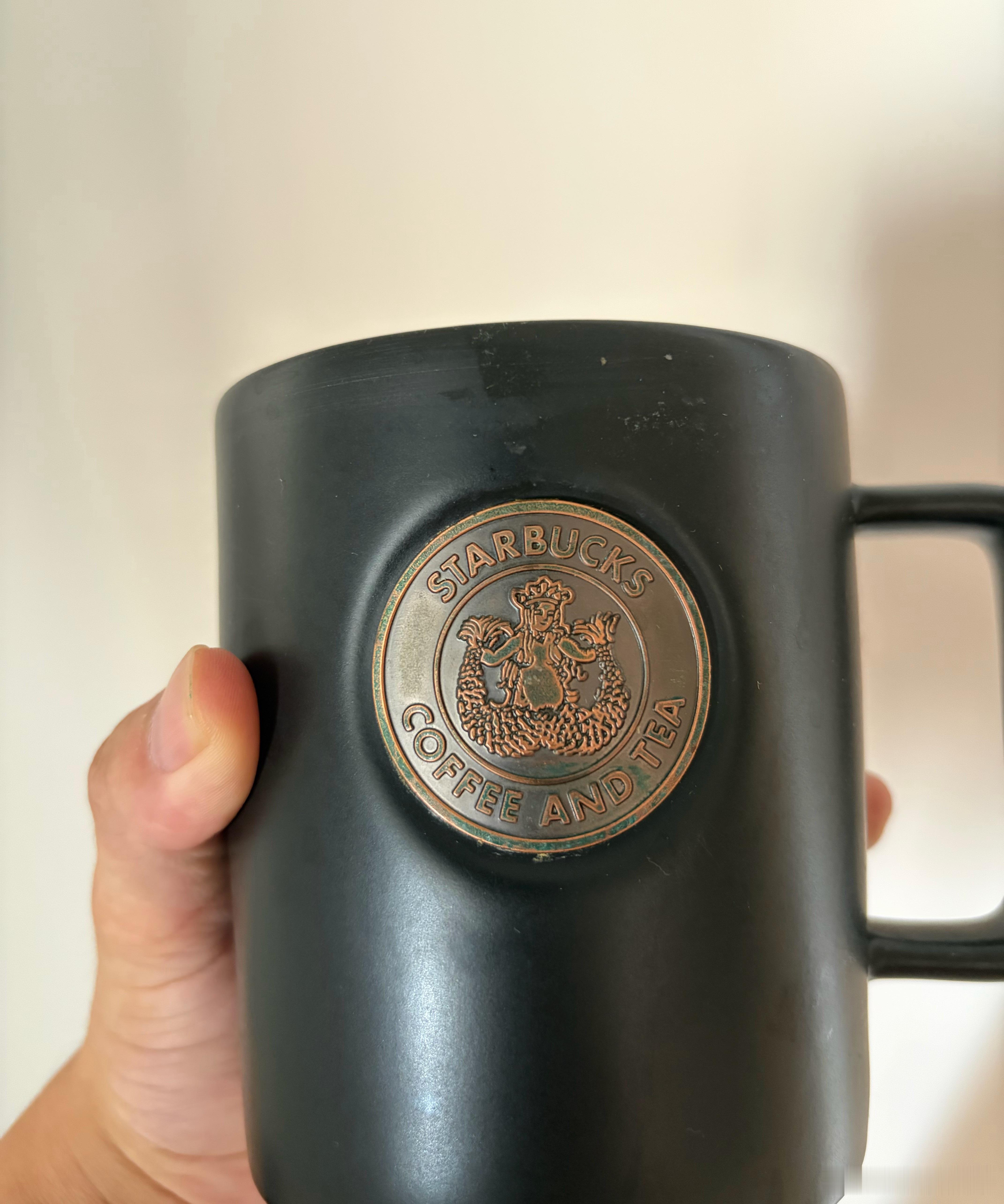 放车里的星巴克复古logo的杯子，已经有铜绿了，话说这个LOGO就是塞壬对吧还有