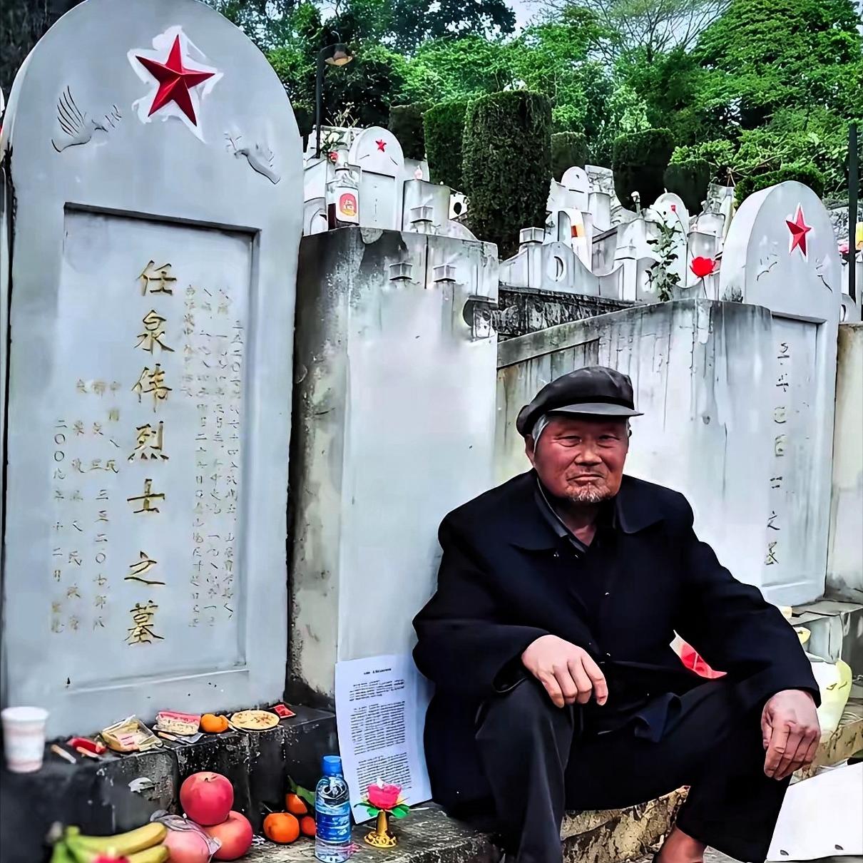 没想到88岁靠捡废品过活的老人，整整攒了34年的钱，才第一次走到牺牲儿子的墓前！