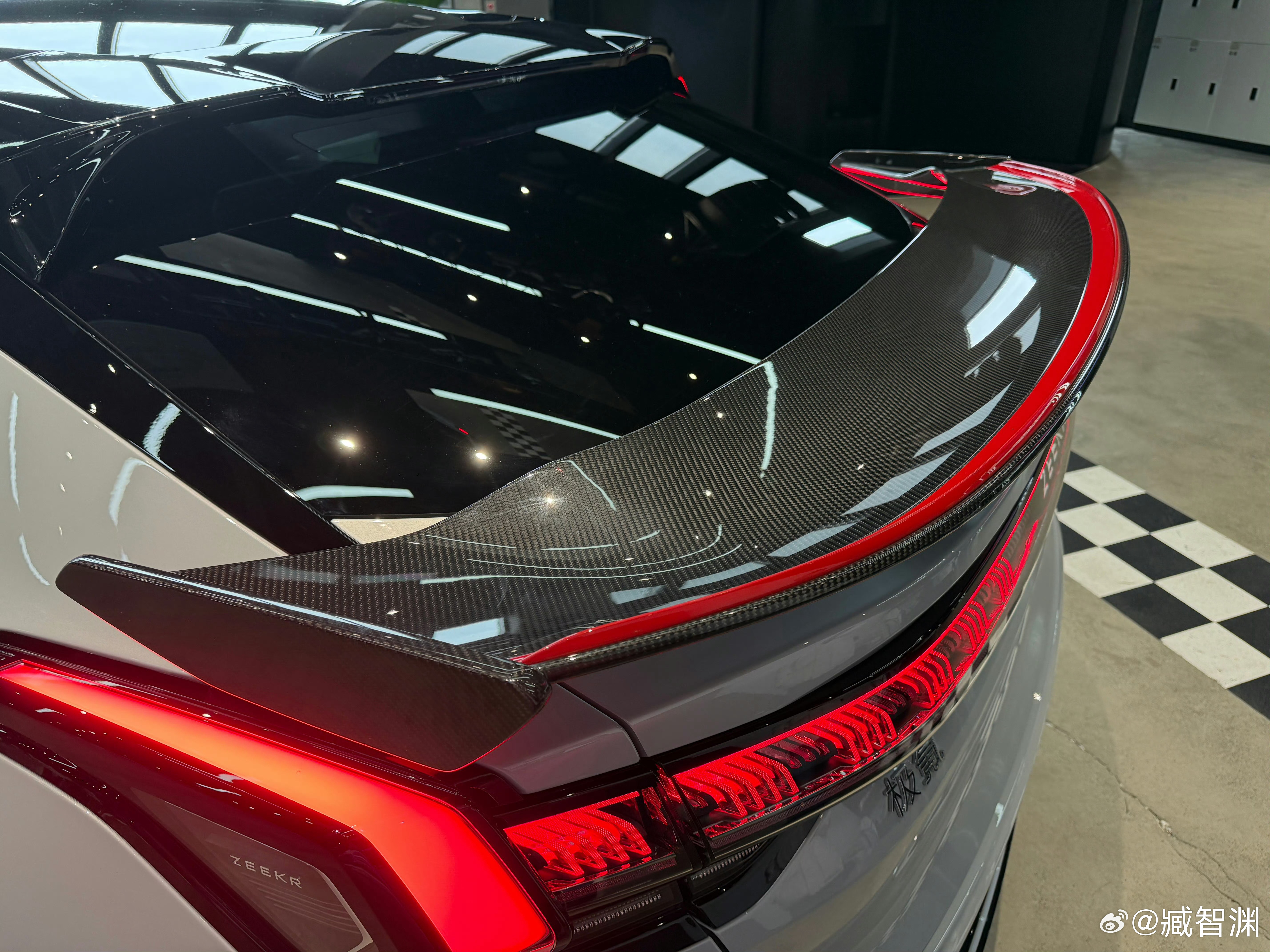 继001FR之后，极氪001要出一个原厂KW避震的五周年版本，尾翼也和FR一样，